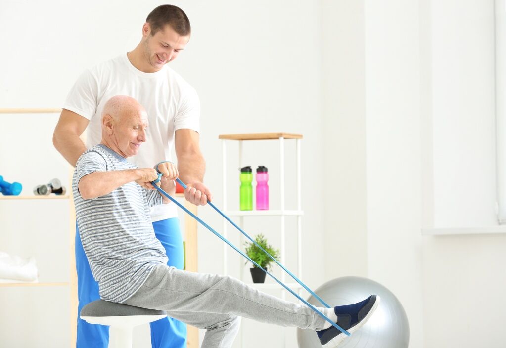 Egzersiz tedavisi kullanan yaşlı bir erkekte koksartroz tedavisi