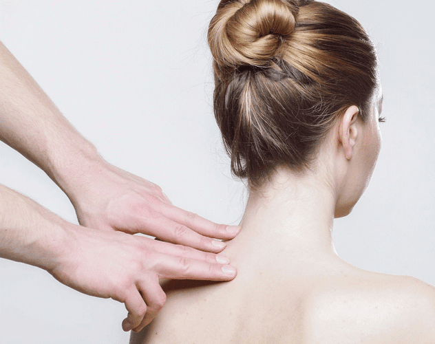 kadın boyun masajı